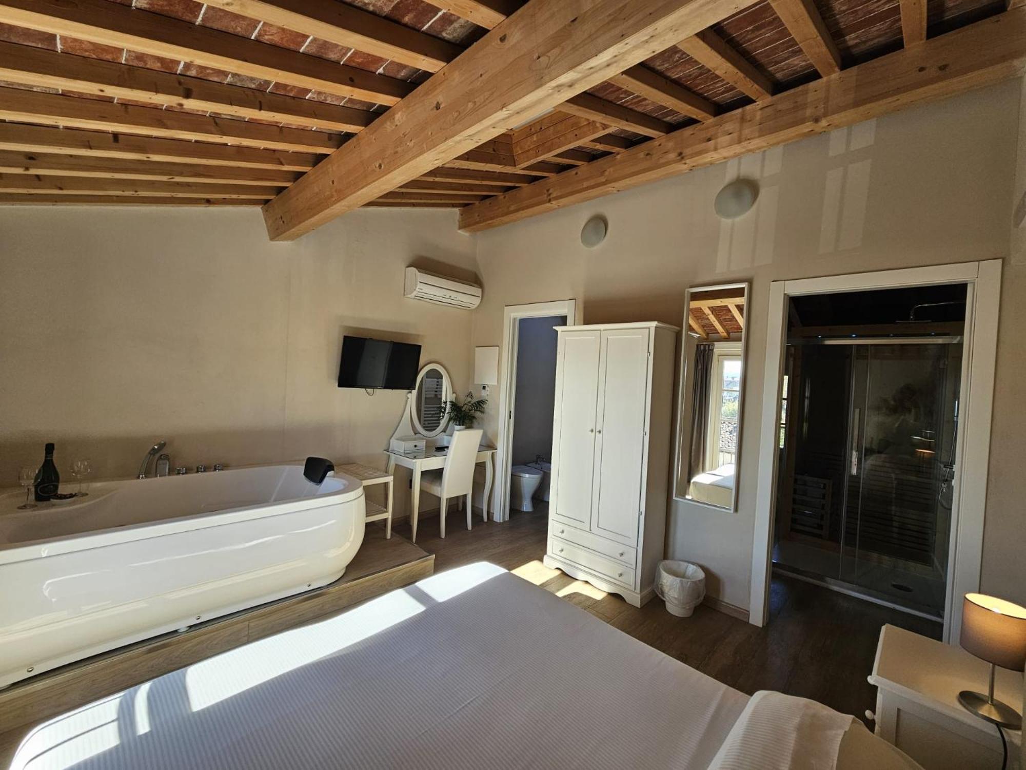 Il Tiglio Jacuzzi&sauna Couette-café *